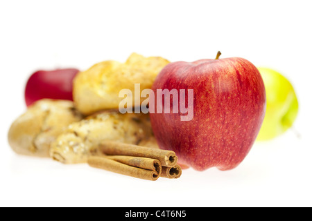 Apfel, Brot und Zimt isoliert auf weiss Stockfoto