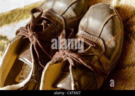 Schuhe, die durch eine Tür sitzen. Stockfoto