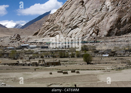 In der Nähe von Leh, Ladakh im nördlichen Indien sind die Himalaya mit schneebedeckten Bergen, die trockenen, unfruchtbaren kalte Wüste, von tibetischen Abfahrten bewohnt. Stockfoto