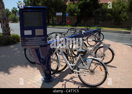 Münz-Rent-a-Bike Stand, Alicante, Provinz Alicante, Valencia, Spanien Stockfoto