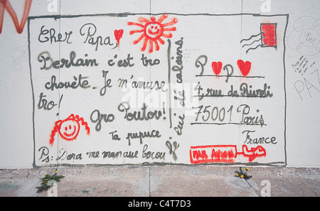 Graffiti auf der Berliner Mauer gesprüht die gegenüberliegende Seite an der East Side Gallery, Berlin, Deutschland Stockfoto