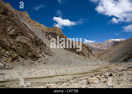 In der Nähe von Leh, Ladakh im nördlichen Indien sind die Himalaya mit schneebedeckten Bergen, die trockenen, unfruchtbaren kalte Wüste, von tibetischen Abfahrten bewohnt. Stockfoto