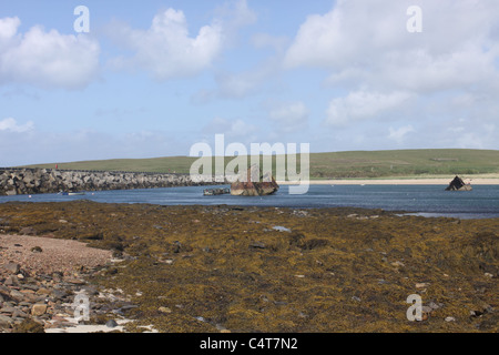 Schiff und Churchill Barrier Nummer drei Orkney Schottland zu blockieren, Mai 2011 Stockfoto