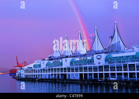 Regenbogen über Canada Place, Vancouver Schutzoase Centrum Ost, Vancouver, Britisch-Kolumbien, Kanada Stockfoto