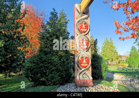 Gateway, Salish Welcome Portal, geschnitzt von Susan Punkt, Brockton Point, Stanley Park, Vancouver, British Columbia Kanada Stockfoto