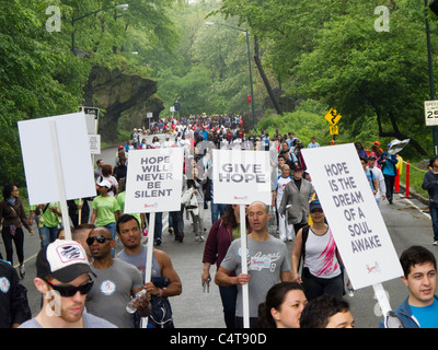 Trotz des Regens nahmen mehr als 40.000 New Yorker in der 26. jährliche AIDS Walk im Central Park auf Sonntag, 15. Mai 2011 Stockfoto