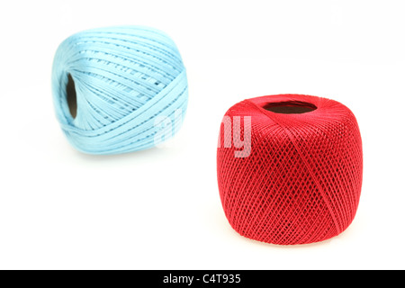 Roter Faden isoliert auf weißem Hintergrund Stockfoto