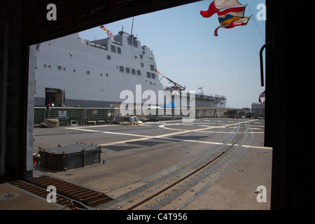 Die USS New York gesehen vom Kleiderbügel Deck der USS Kauffman während der Fleet Week 2011 in New York City Stockfoto