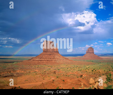 Ein Regenbogen über die Handschuhe in Monument Valley Tribal Park, Arizona, USA Stockfoto
