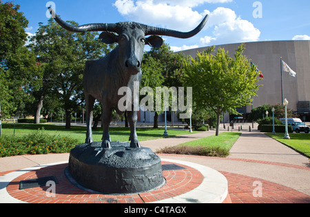 Frank Erwin Center und Bronze Longhorn Skulptur in Austin, Texas Stockfoto