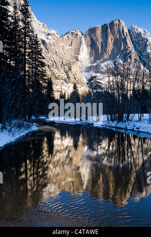 Yosemite Falls spiegelt sich in den Merced Fluss im winter Stockfoto
