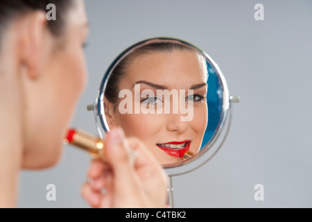 Frau Anwendung Lippenstift Stockfoto