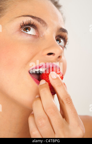 Frau Essen Erdbeere Stockfoto