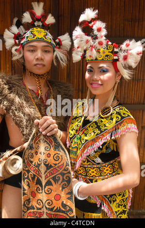 Porträt eines traditionellen Orang Ulu Krieger und Kenyah Frau in Sarawak, Borneo, Malaysia Stockfoto