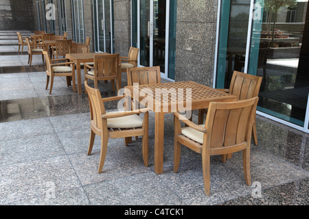 Holztische und Stühle in einem Café in der Stadt Stockfoto