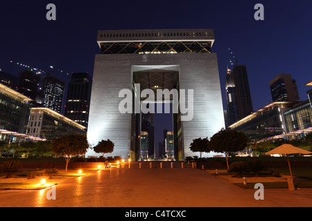 Das Dubai International Financial Centre (DIFC) nachts beleuchtet Stockfoto