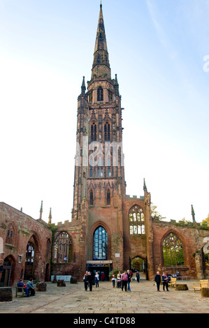 Turm und der Turm der alten Kathedrale von Coventry. VEREINIGTES KÖNIGREICH. Stockfoto