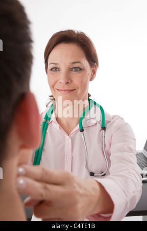 Arzt und Patient, Mannheim, Baden-Württemberg, Deutschland Stockfoto