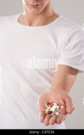 Junger Mann Holding Pillen Stockfoto