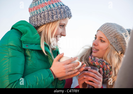 Jugendliche trinken heiße Schokolade Stockfoto