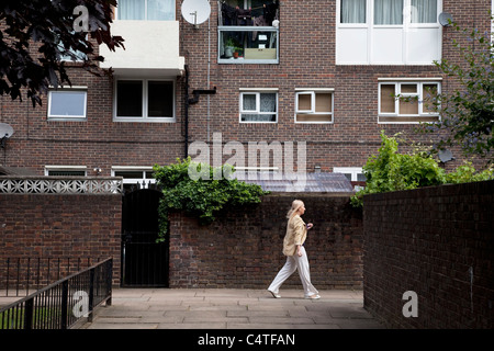 Menschen in der Nähe von Gemeindewohnungen in Tower Hamlets, East London. Stockfoto