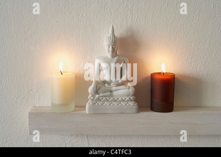 Buddha-Statue und Kerzen Stockfoto