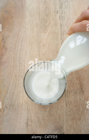 Milch gießen Stockfoto