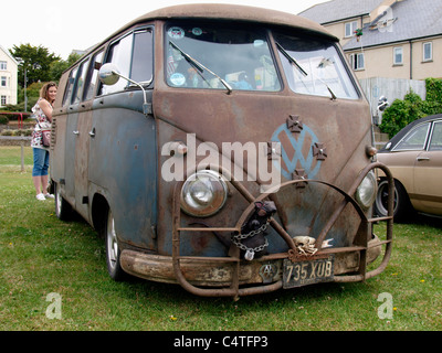 VW Split Screen Van mit Haltung, Bude Automesse, Cornwall, UK Stockfoto