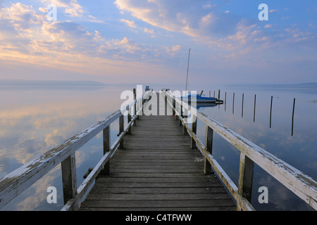 Sonnenaufgang und Steg am Plauer sehen, Plau am See, Mecklenburgische Seenplatte, Mecklenburg-Vorpommern, Deutschland Stockfoto