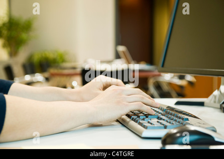 Person Tippen auf der Computertastatur, beschnitten Stockfoto
