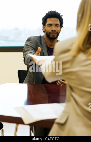 Mann, die Übergabe zukünftigen Arbeitgebers seinen Lebenslauf im Vorstellungsgespräch Stockfoto
