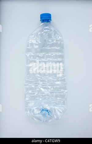 Plastikflasche Wasser zerschlagen Stockfoto