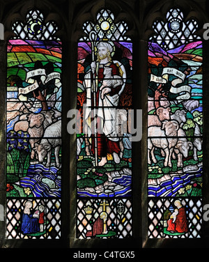 Bunte Glasfenster Darstellung Christus, dem Hirten, Muker Kirche, Swaledale, Yorkshire, England Stockfoto