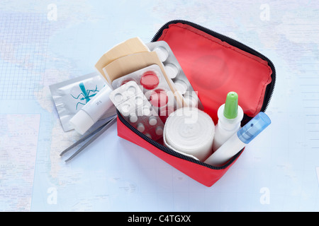 Erste Hilfe Travel Kit und Karte Stockfoto