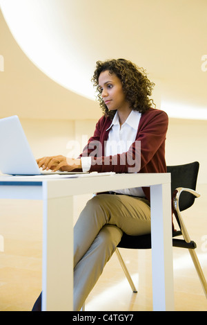 Geschäftsfrau, die Eingabe auf laptop Stockfoto