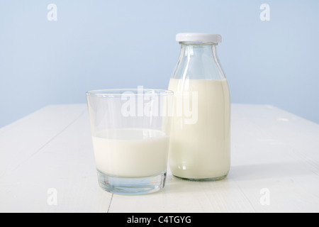 Glas Milch und Flasche Stockfoto