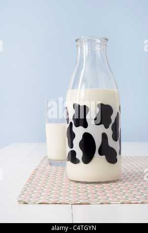 Flasche Milch und Glas Stockfoto