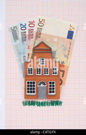 Haus und Euro auf Zeichenpapier mit Maßeinteilung Stockfoto