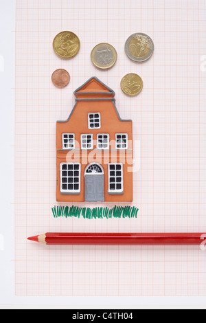 Haus, Farbstift und Euro auf Zeichenpapier mit Maßeinteilung Stockfoto