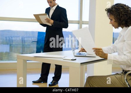 Exekutive auf Laptop-Computer arbeiten Stockfoto