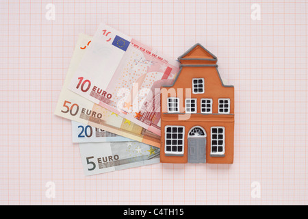 Haus und Euro auf Zeichenpapier mit Maßeinteilung Stockfoto