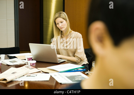 Weibliche Führungskraft arbeiten auf Laptop-computer Stockfoto