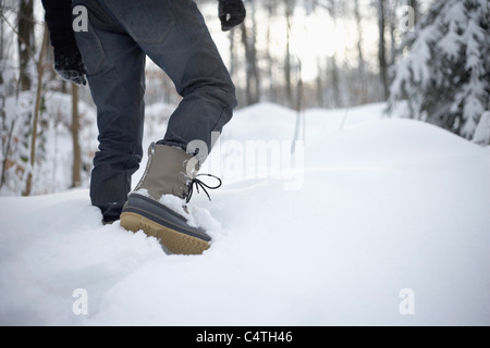 Mann zu Fuß in die Snow, Essen, Ruhr, Nordrhein-Westfalen, Deutschland Stockfoto