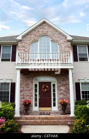 Eine große speziell angefertigten Luxus-Haus in einer Wohngegend. Dieses high-End-Haus ist sehr schön angelegten Grundstück. Stockfoto