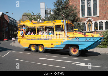 Ein Amphibienfahrzeug WWII DUK-W (oder Ente) umgebaut als Tourist Reisebus auf der Themse, London, UK. Stockfoto