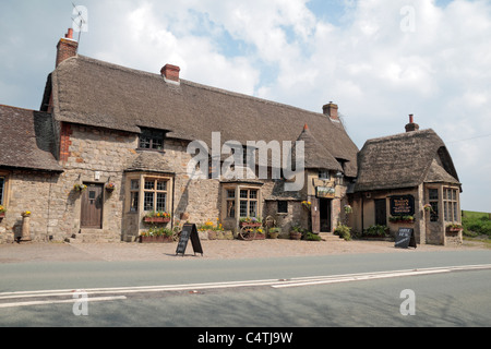 Das Wirtshaus der Wadworth Waggon & Pferde mit Strohdach, Beckhampton, Marlborough SN8 1QJ, England. Stockfoto