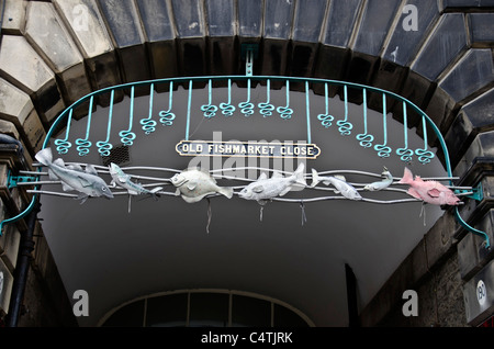 Deko Blechschild für alten Fischmarkt in der Nähe in Edinburghs Altstadt, Schottland. Stockfoto