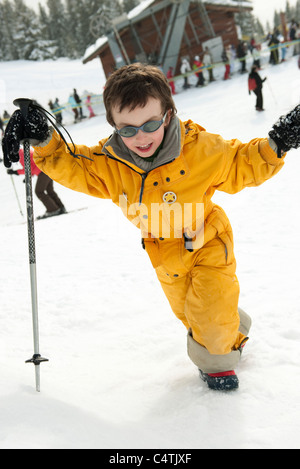 Kleiner Junge Skipiste bergauf Stockfoto