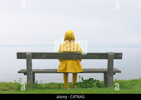 Frauen sitzen auf Bank, See Chiemsee, Bayern, Deutschland Stockfoto