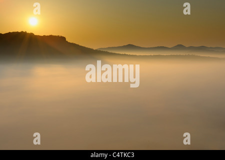 Sonnenaufgang über Drachenfels, Busenberg, Pfalzerwald, Rheinland-Pfalz, Deutschland Stockfoto